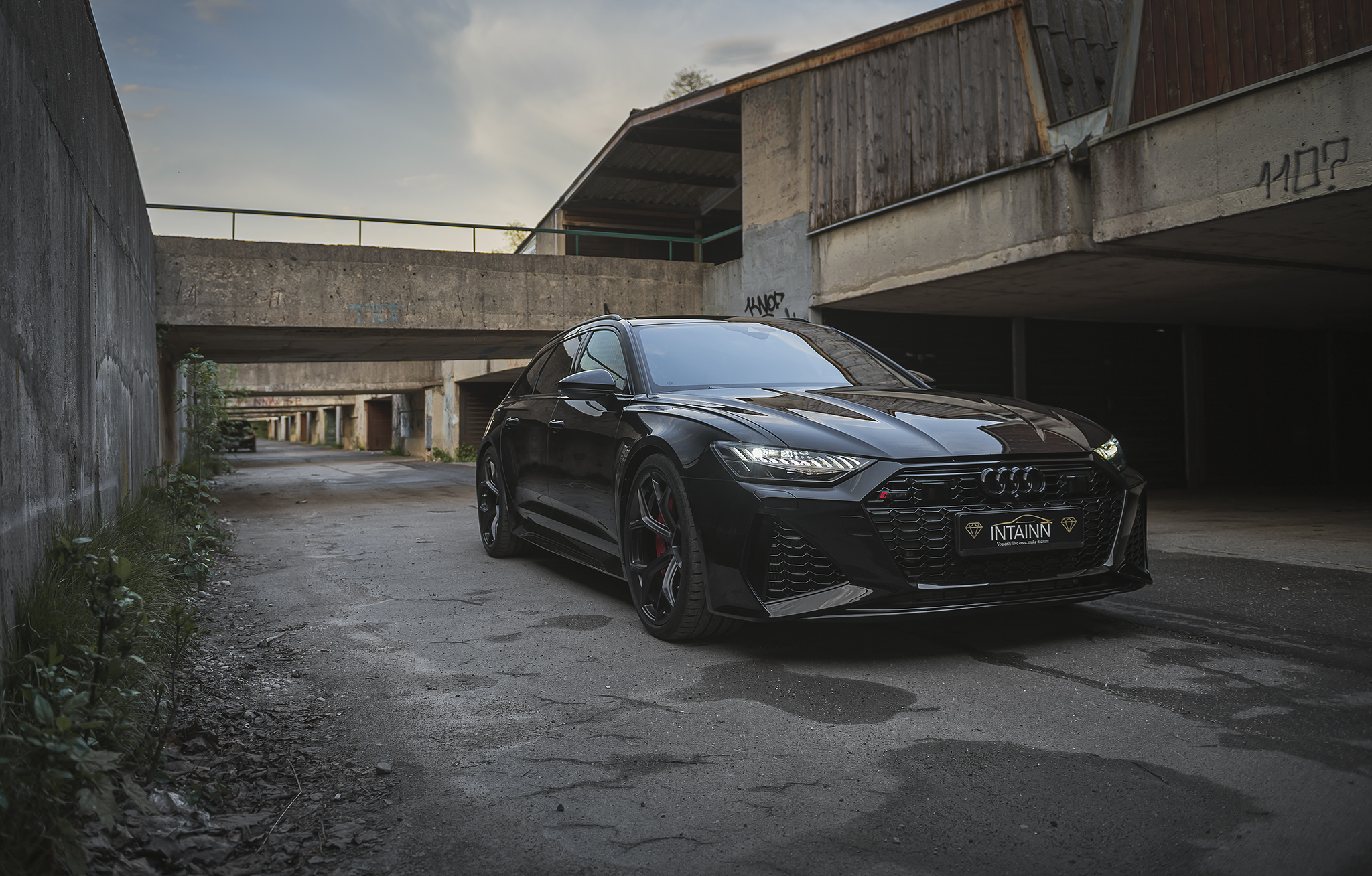 Audi RS6 Avant side view